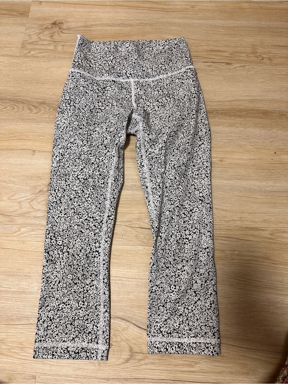 lulu lemon capris brand new condition daisy print